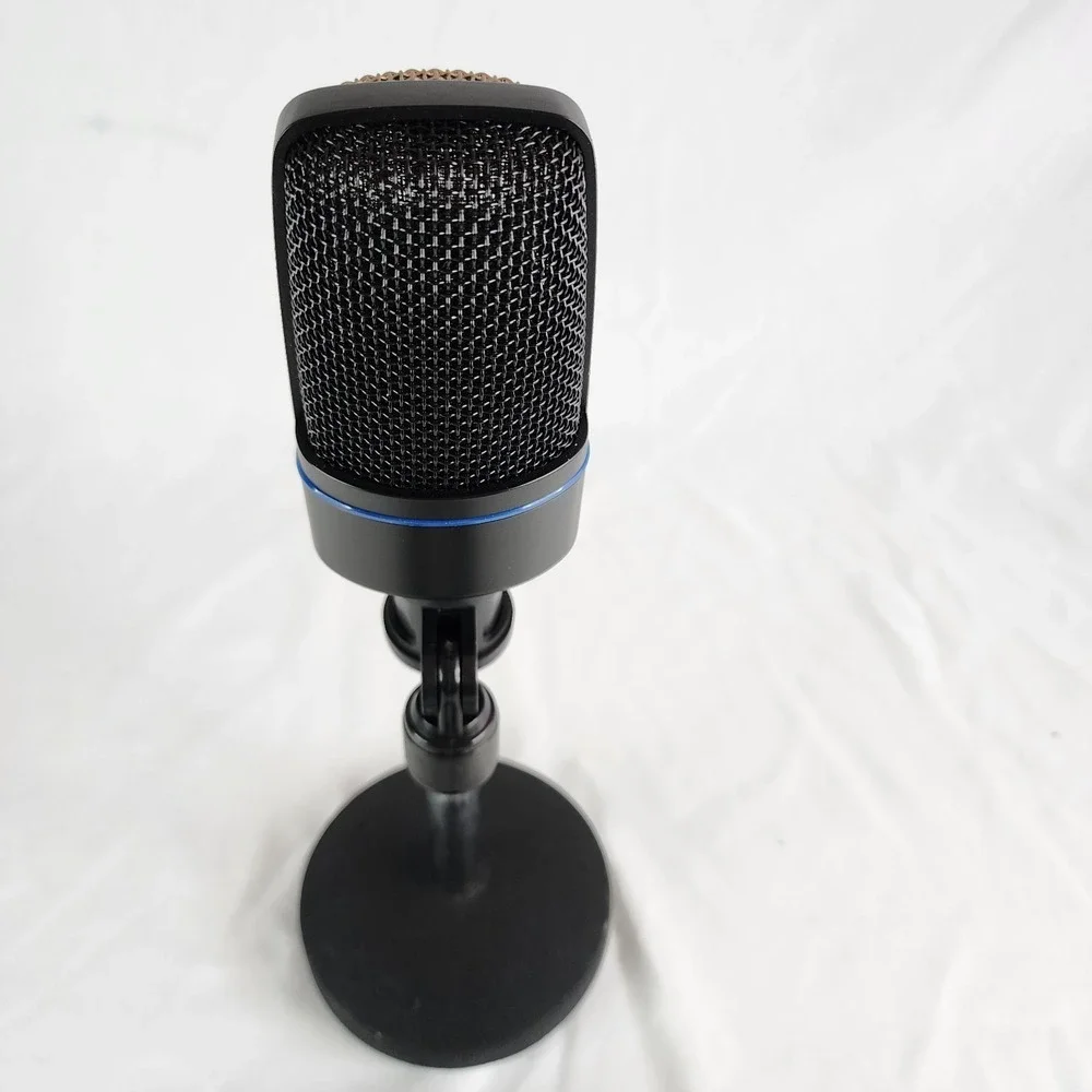 Alesis AM01 Podcast Microphone and USB cable.